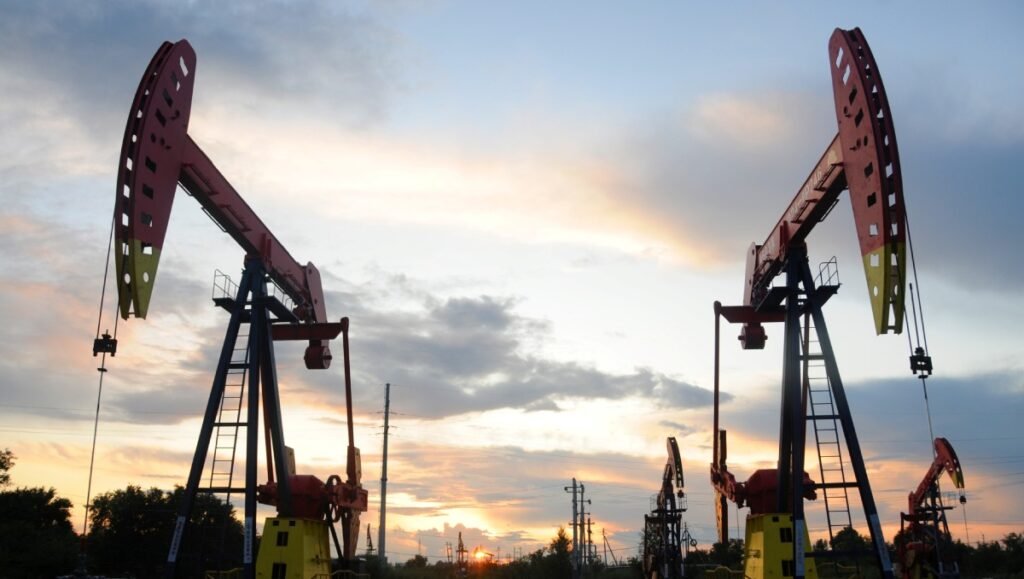 Por qué el precio del petróleo cae y cómo esto alivia tu bolsillo hoy