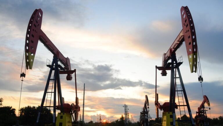 Por qué el precio del petróleo cae y cómo esto alivia tu bolsillo hoy