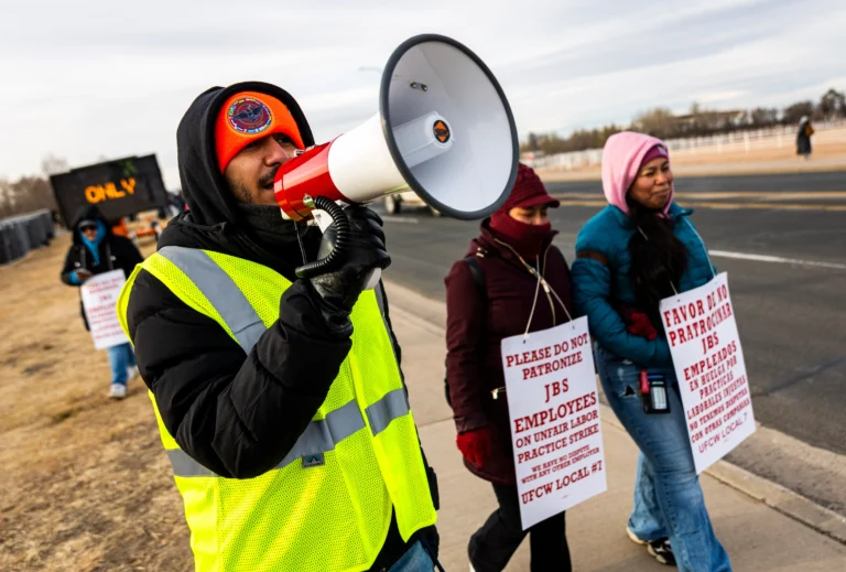 Huelga histórica en JBS USA: el primer paro cárnico en cuatro décadas sacude a Colorado