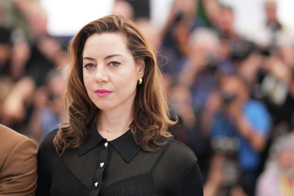 Aubrey Plaza transforma su realidad personal ante la llegada de su primer hijo