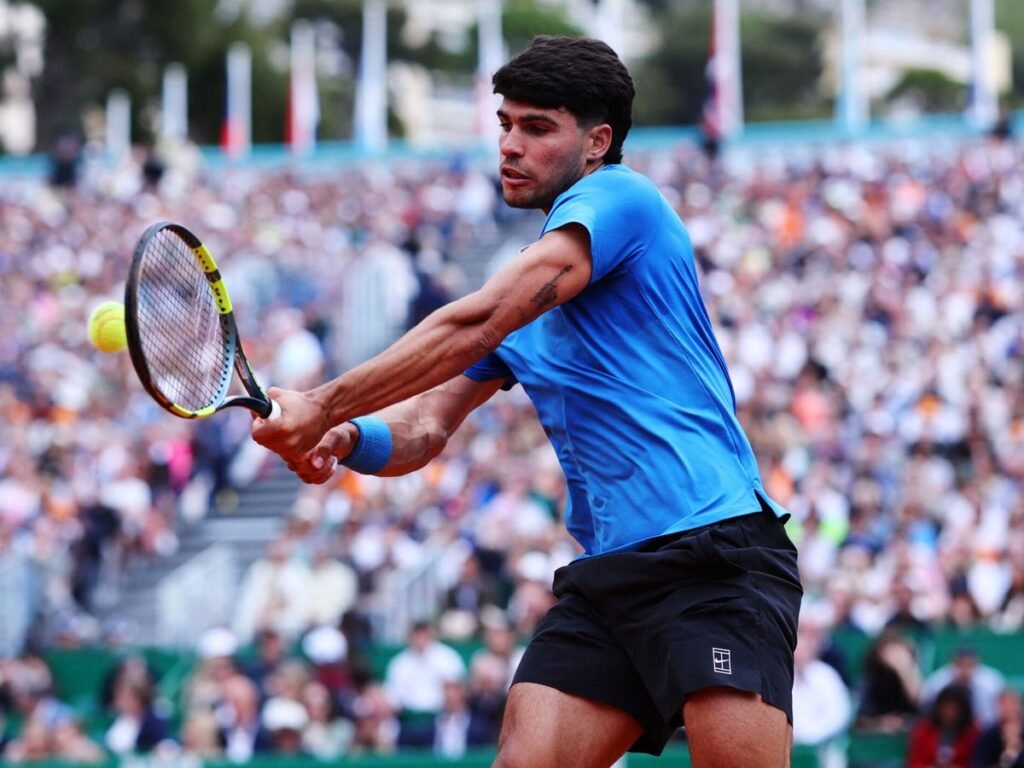 Carlos Alcaraz impone su hegemonía en Montecarlo tras arrollar a Báez