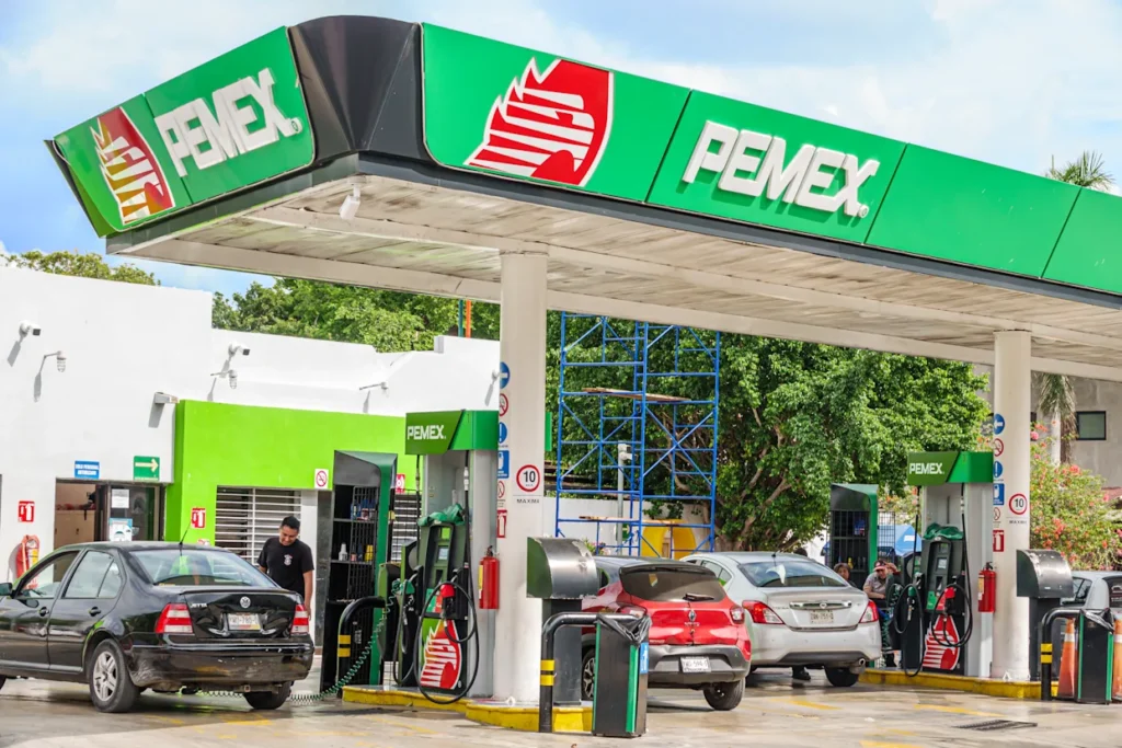Contención fiscal evita que la gasolina supere los 33 pesos en México