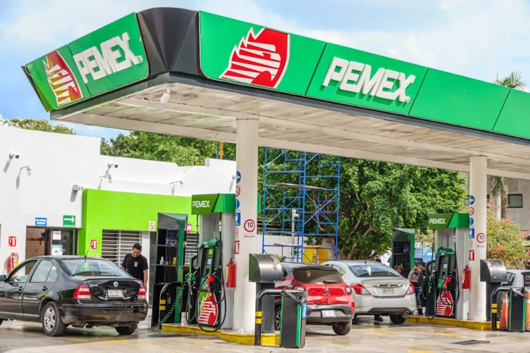 Contención fiscal evita que la gasolina supere los 33 pesos en México