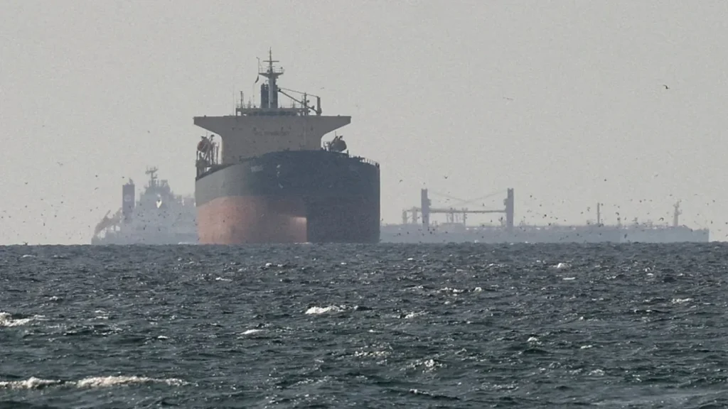 El precio del crudo escala ante el bloqueo persistente en el estrecho de Ormuz