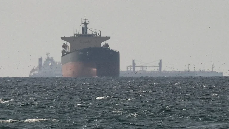 El precio del crudo escala ante el bloqueo persistente en el estrecho de Ormuz