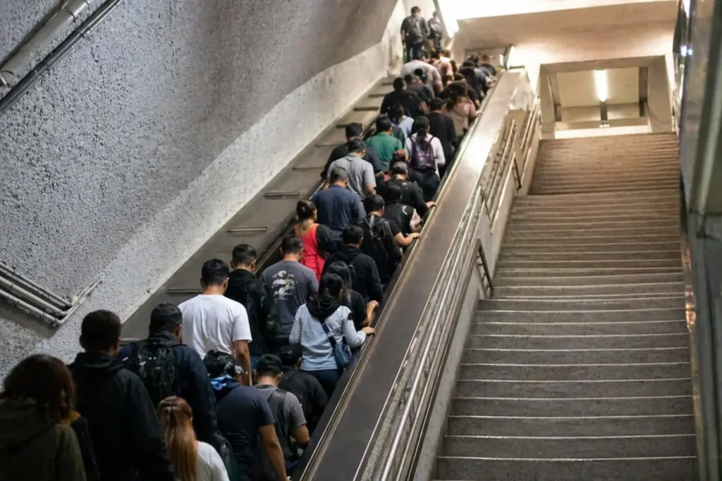 Caos en la Línea 3: Escalera mecánica en Miguel Ángel de Quevedo deja 11 heridos