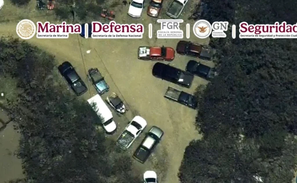 El despliegue que neutralizó un ejército privado La magnitud de la seguridad que rodeaba a "El Jardinero" evidencia su jerarquía. En el búnker de montaña donde se refugiaba, contaba con un anillo de protección compuesto por 30 camionetas y más de 60 sicarios armados. Este no era un escondite casual, sino un centro de mando estratégico en Nayarit. En Más Contexto, evaluamos este despliegue como una muestra de que el control territorial del CJNG depende de una infraestructura militarizada que, irónicamente, se vuelve vulnerable ante la vigilancia aérea de precisión. La respuesta del Estado mexicano fue una operación de tenaza que involucró: Aeronaves ISR: Equipos de inteligencia, vigilancia y reconocimiento para el seguimiento constante. Fuerza de choque: 120 efectivos de acción directa apoyados por 400 elementos navales. Flota aérea: Seis helicópteros (apoyo y transporte) y cuatro aeronaves de ala fija.