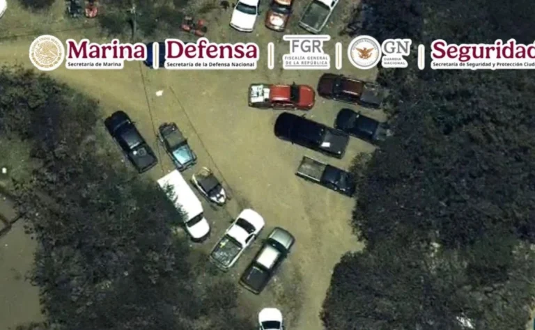 El despliegue que neutralizó un ejército privado La magnitud de la seguridad que rodeaba a "El Jardinero" evidencia su jerarquía. En el búnker de montaña donde se refugiaba, contaba con un anillo de protección compuesto por 30 camionetas y más de 60 sicarios armados. Este no era un escondite casual, sino un centro de mando estratégico en Nayarit. En Más Contexto, evaluamos este despliegue como una muestra de que el control territorial del CJNG depende de una infraestructura militarizada que, irónicamente, se vuelve vulnerable ante la vigilancia aérea de precisión. La respuesta del Estado mexicano fue una operación de tenaza que involucró: Aeronaves ISR: Equipos de inteligencia, vigilancia y reconocimiento para el seguimiento constante. Fuerza de choque: 120 efectivos de acción directa apoyados por 400 elementos navales. Flota aérea: Seis helicópteros (apoyo y transporte) y cuatro aeronaves de ala fija.