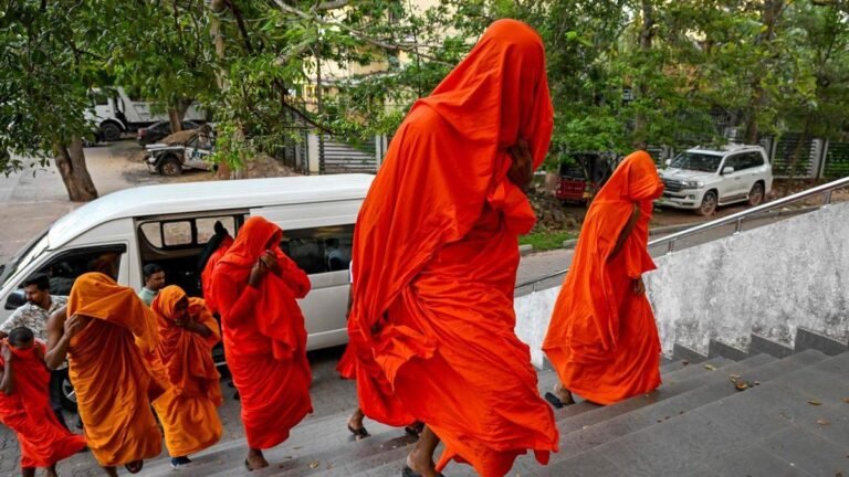 El cisma del "Kush": Monjes estudiantes como mulas de carga en Sri Lanka
