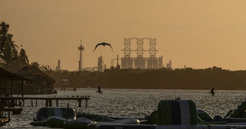 Dos Bocas: Pemex desmiente incendio, la inquietud persiste