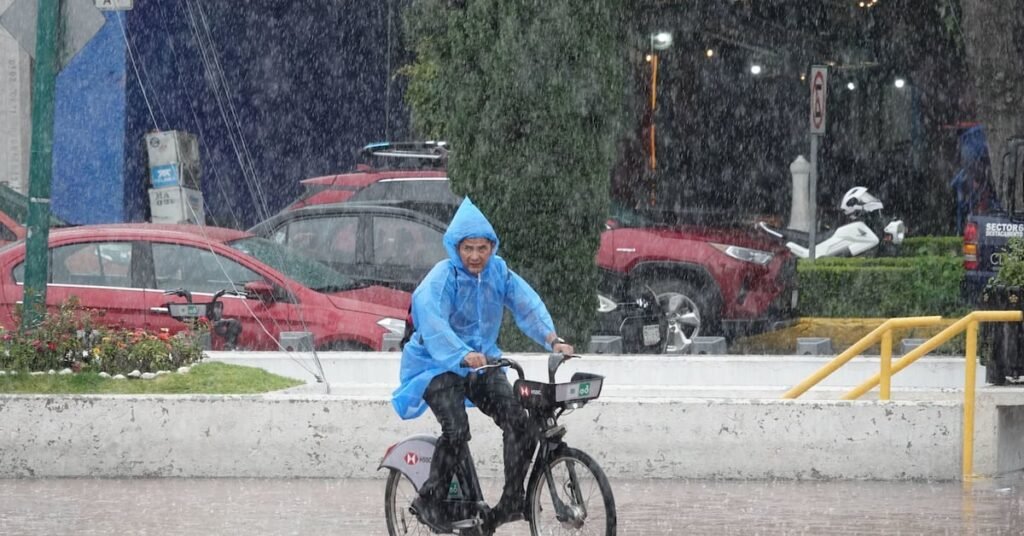 Frente meteorológico desafía México: lluvias intensas y calor extremo chocan