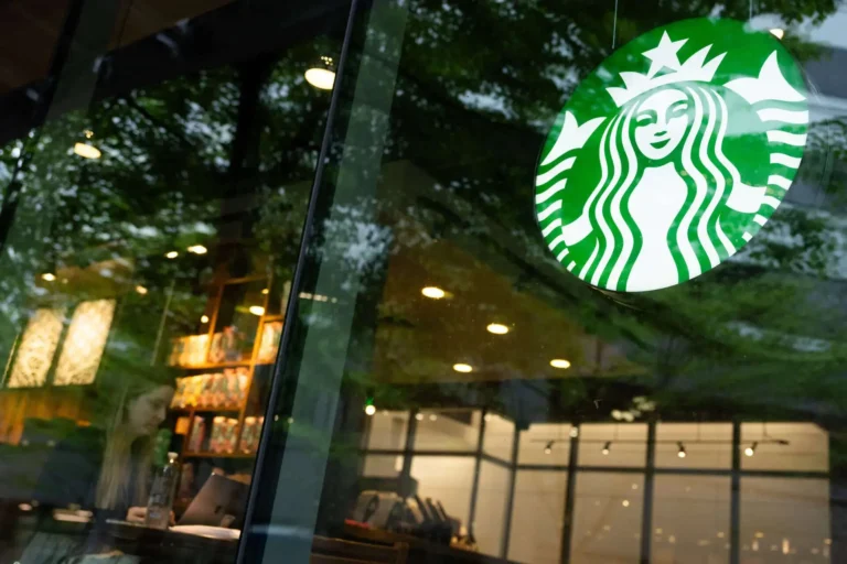 Starbucks capitaliza el Mundial 2026: el Bearista Hugger como activo de escasez