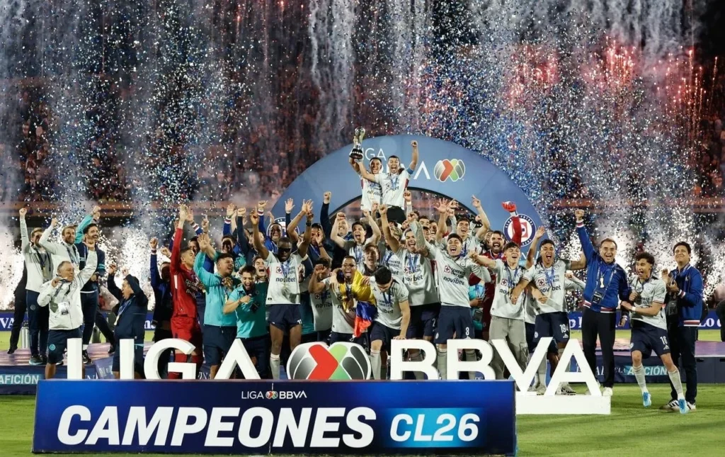 Cruz Azul rompe la maldición en el Olímpico y arrebata la décima corona a Pumas