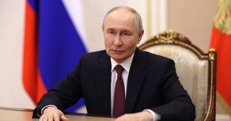 Putin admite escasez rusa de combustible y veta exportaciones por drones