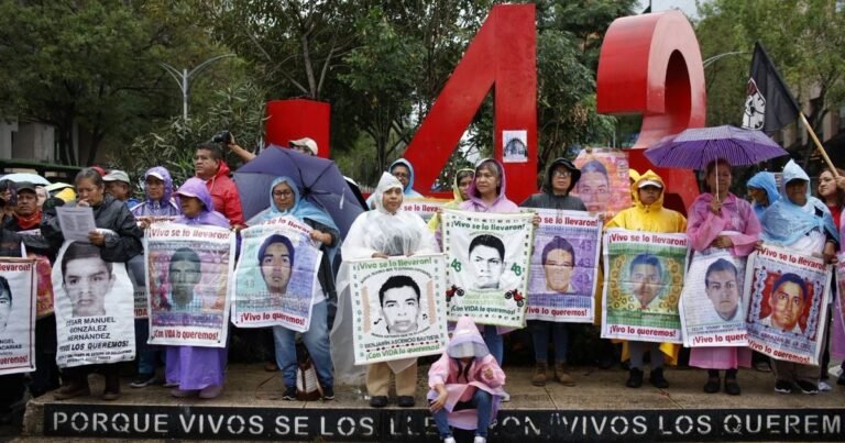 Ayotzinapa: Familias sufren retén policial; denuncian criminalización