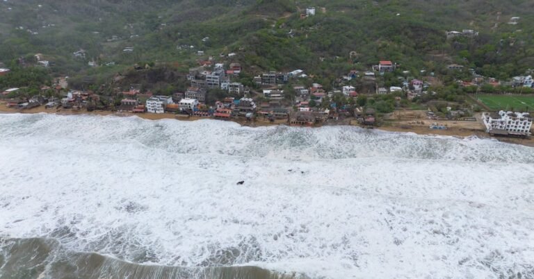 Daños por mar de fondo en Zipolite exponen vulnerabilidad oaxaqueña
