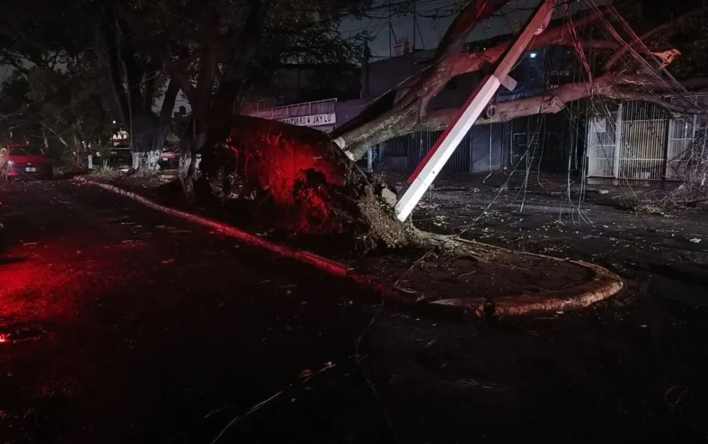 Tormenta paraliza Guadalajara con inundaciones récord y rescates