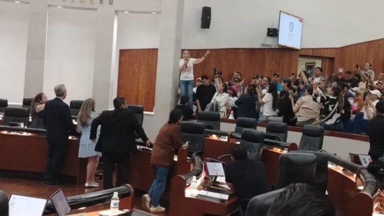 Violencia en Congreso de SLP: protesta contra "Ley Serrano" suspende sesión